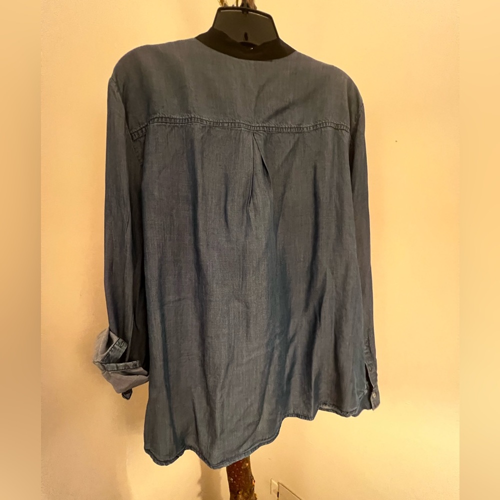 Ladies button down with neck tie - Picture 4 of 4